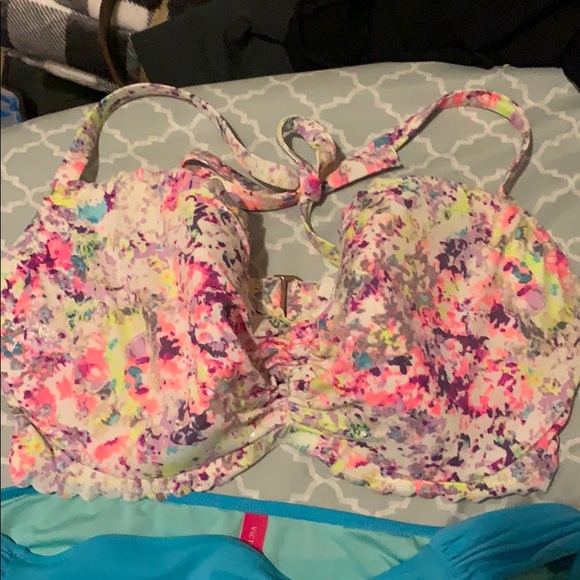 Victoria’s Secret Swim Suit. Top and two bottoms. - Picture 5 of 8